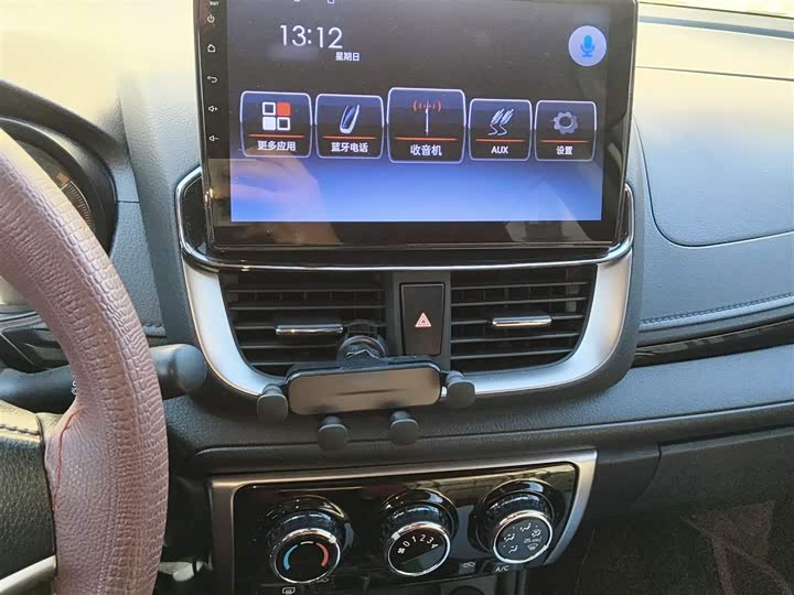 Фото 6 - Toyota Yaris L Hatchback