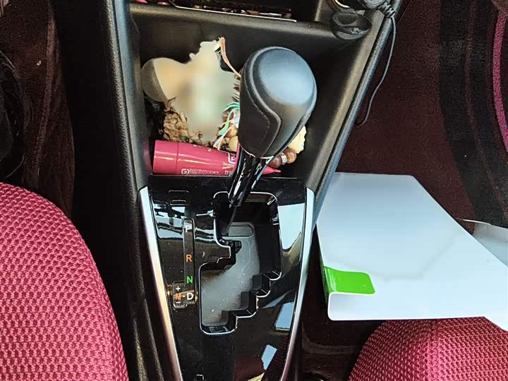 Фото 7 - Toyota Yaris L Hatchback