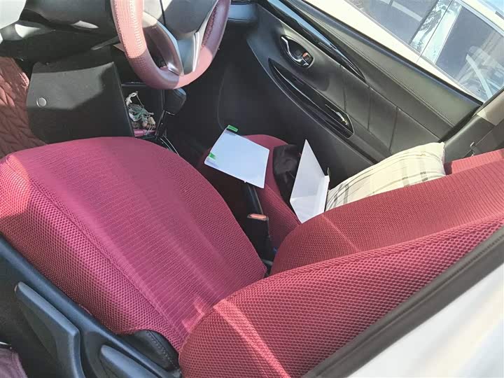 Фото 8 - Toyota Yaris L Hatchback