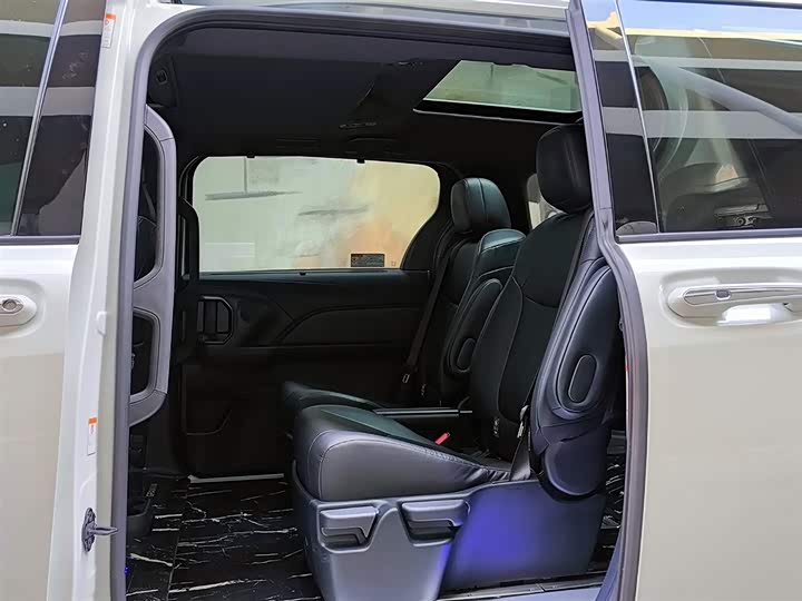 Фото 10 - Toyota Granvia