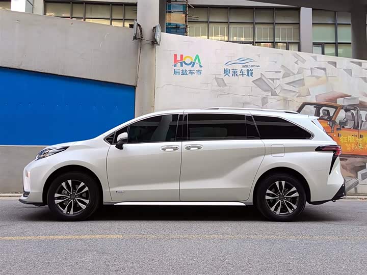 Фото 3 - Toyota Granvia