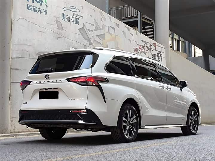 Фото 5 - Toyota Granvia