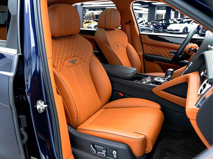 Фото 19 - Bentley Bentayga