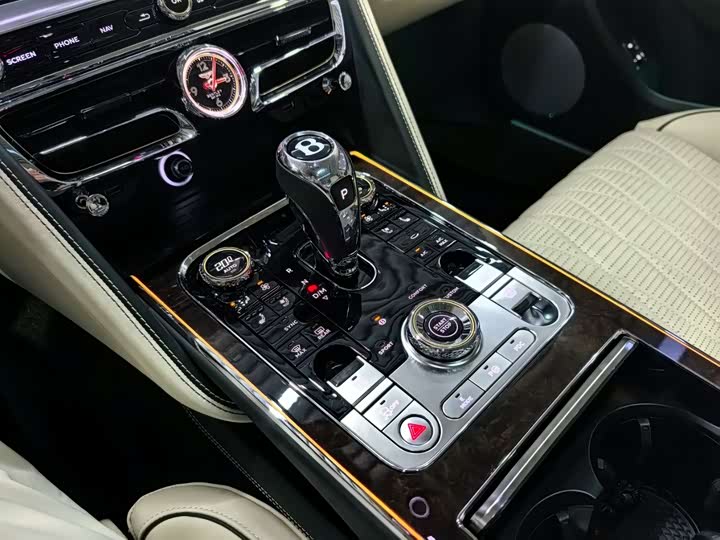 Фото 16 - Bentley Flying Spur Hybrid