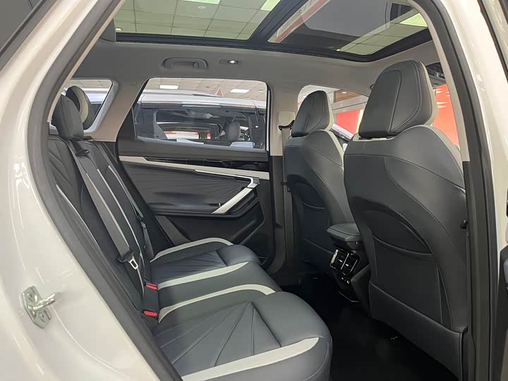 Фото 6 - Geely Atlas L