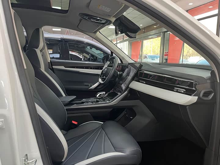 Фото 7 - Geely Atlas L