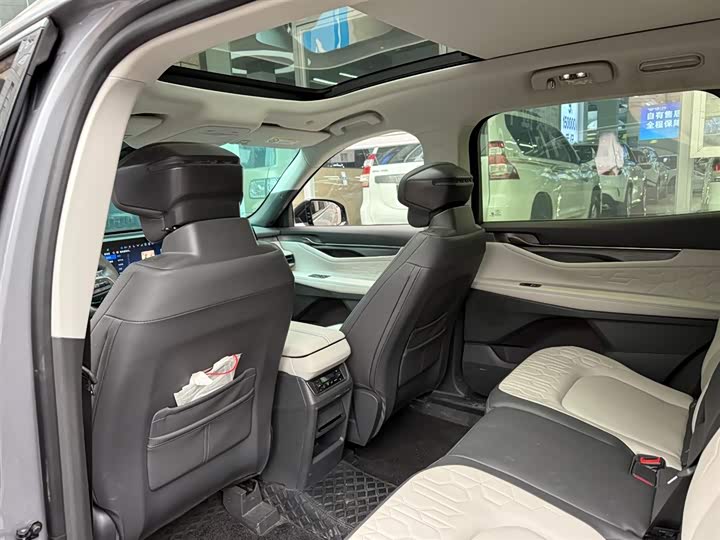 Фото 9 - Ford Edge