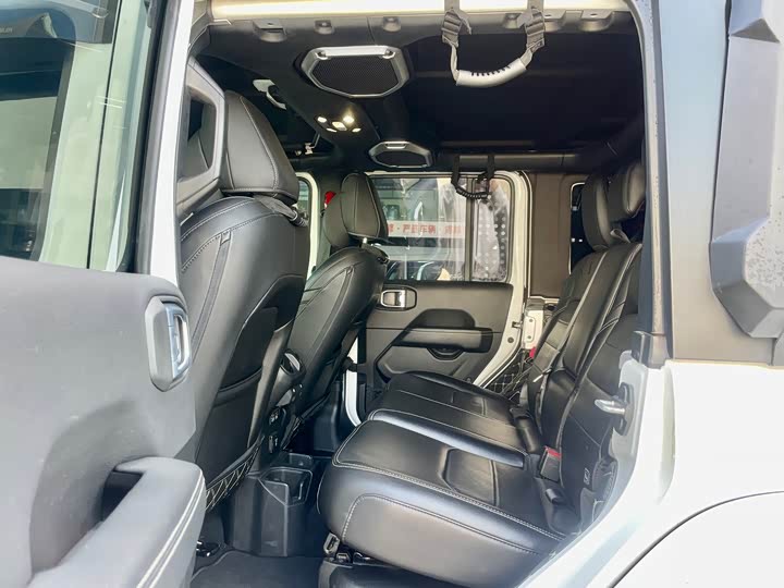 Фото 8 - Jeep Wrangler Hybrid