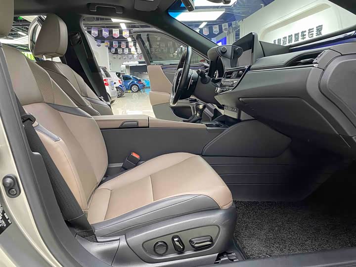 Фото 10 - Lexus ES