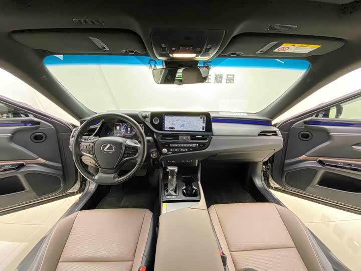 Фото 11 - Lexus ES