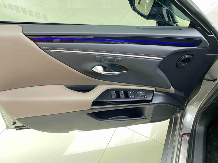 Фото 13 - Lexus ES