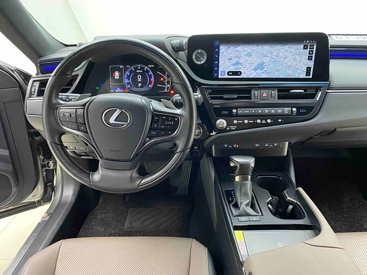 Фото 14 - Lexus ES