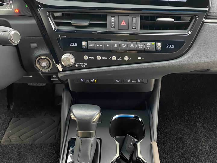 Фото 15 - Lexus ES