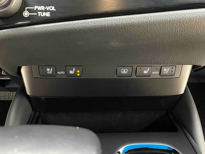 Фото 17 - Lexus ES