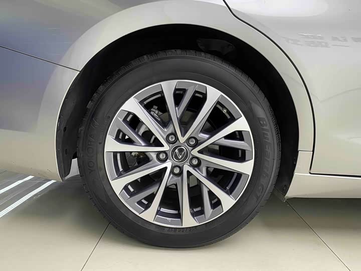 Фото 22 - Lexus ES