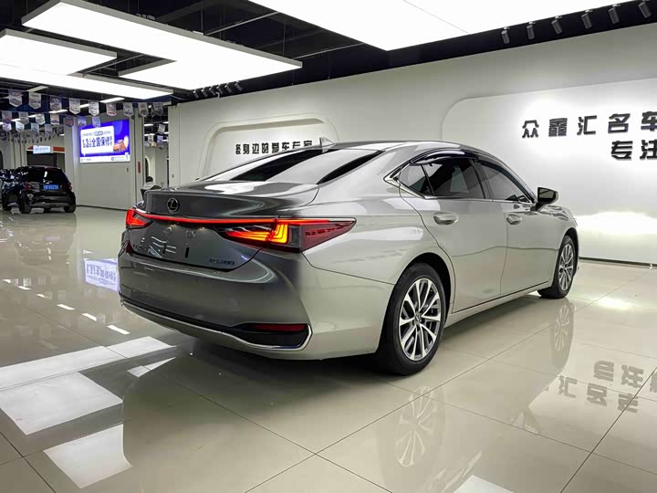 Фото 4 - Lexus ES