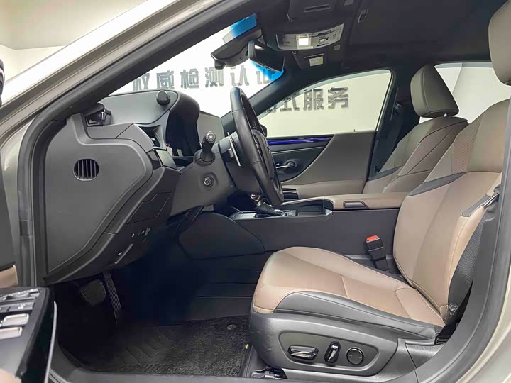 Фото 7 - Lexus ES