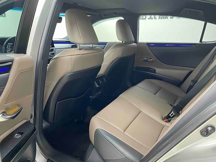 Фото 8 - Lexus ES