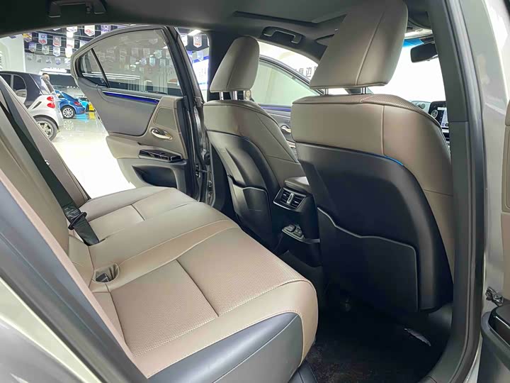 Фото 9 - Lexus ES