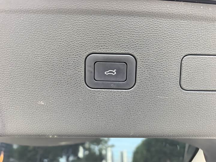 Фото 17 - Hongqi HS7