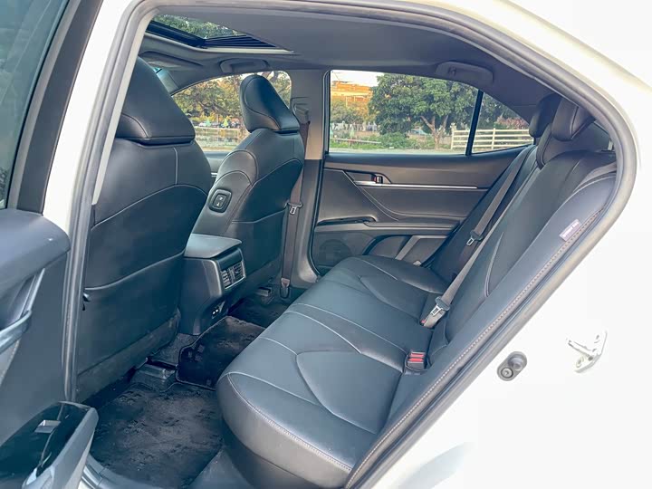 Фото 13 - Toyota Camry