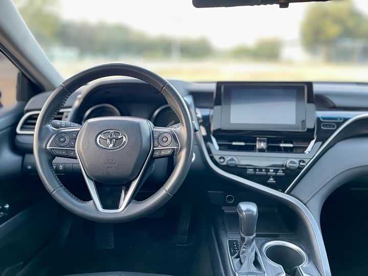 Фото 14 - Toyota Camry