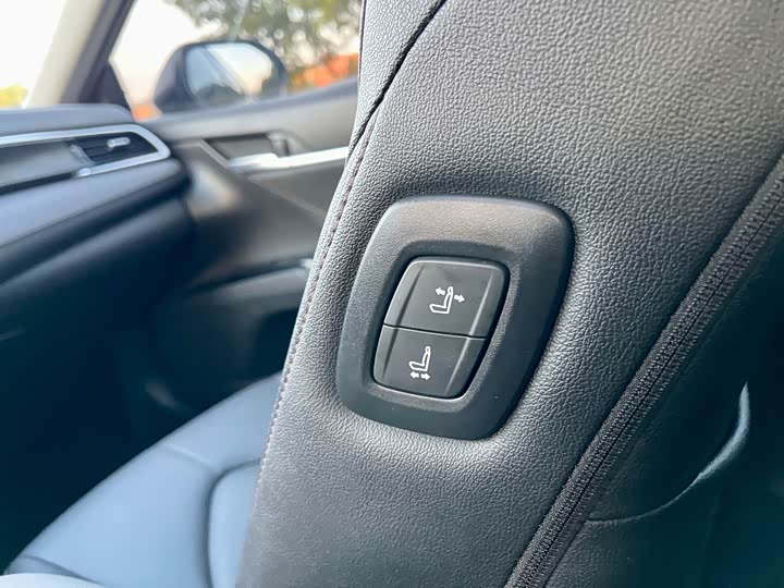 Фото 17 - Toyota Camry