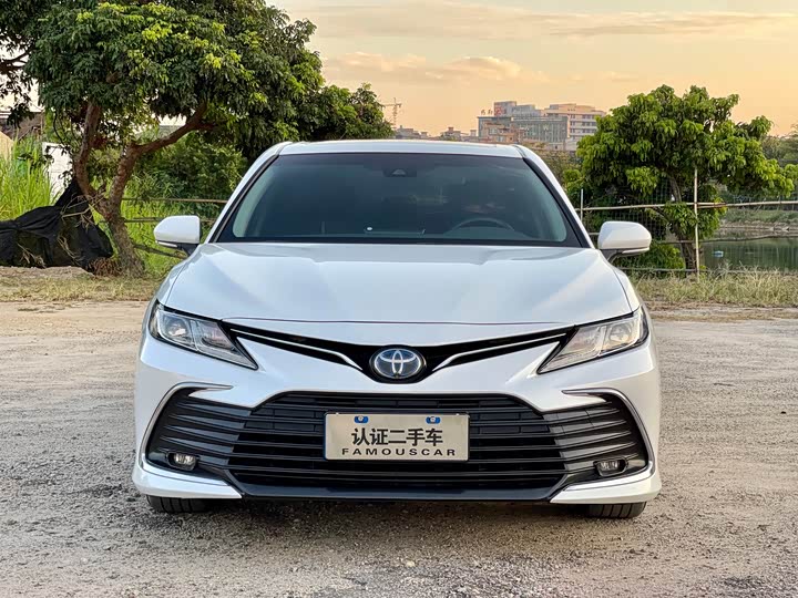 Фото 2 - Toyota Camry