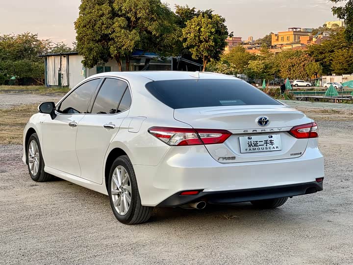 Фото 5 - Toyota Camry