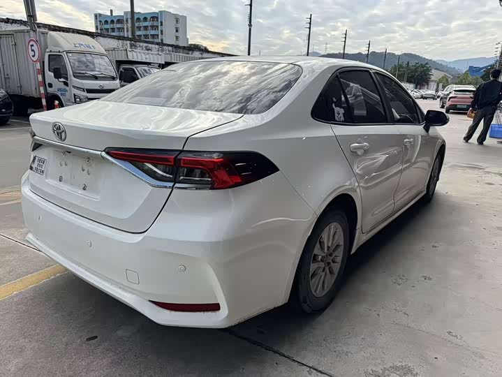 Фото 2 - Toyota Corolla