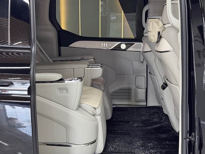 Фото 12 - Volvo EM90