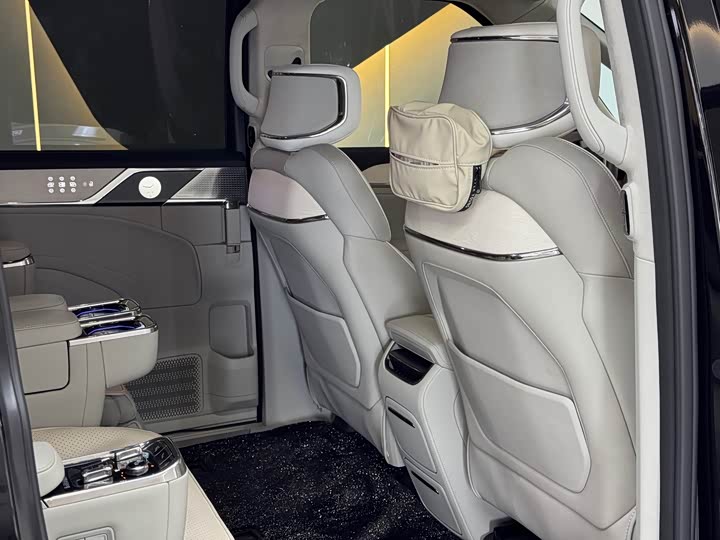 Фото 13 - Volvo EM90