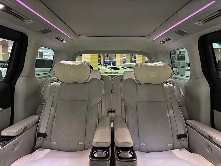 Фото 14 - Volvo EM90