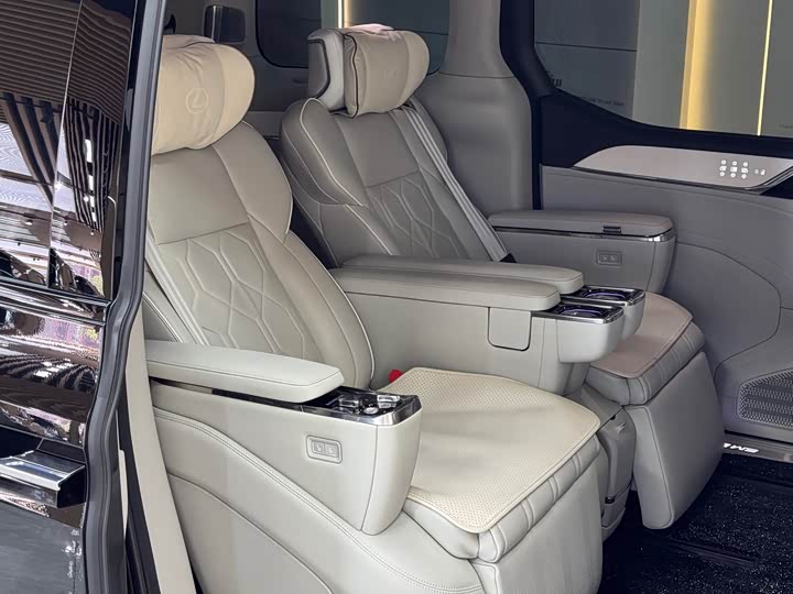 Фото 15 - Volvo EM90