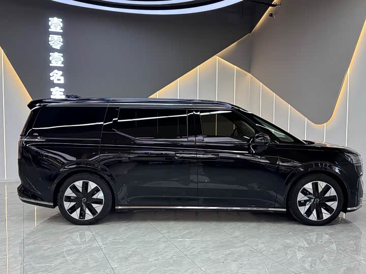 Фото 2 - Volvo EM90