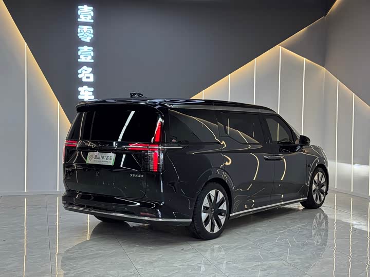 Фото 5 - Volvo EM90