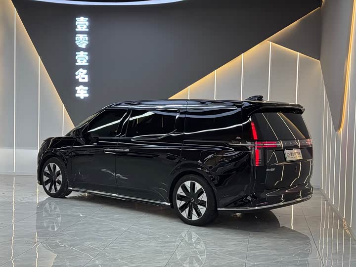 Фото 6 - Volvo EM90