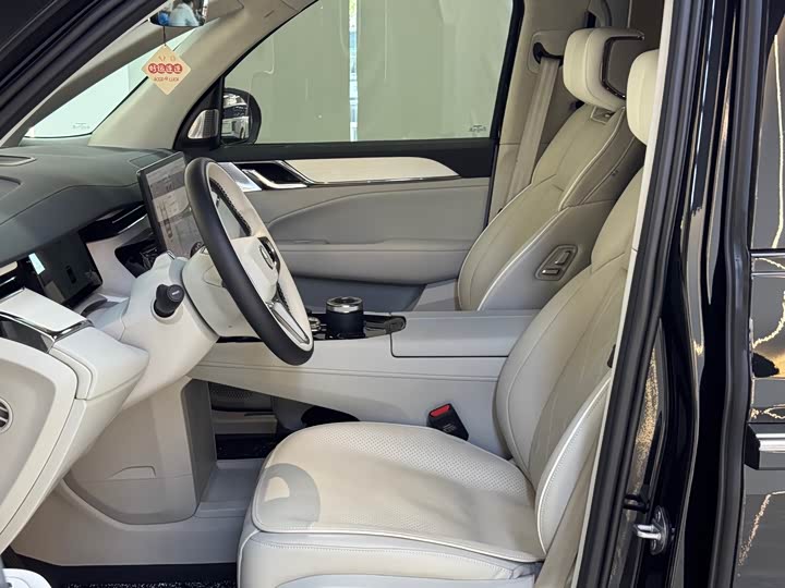 Фото 8 - Volvo EM90