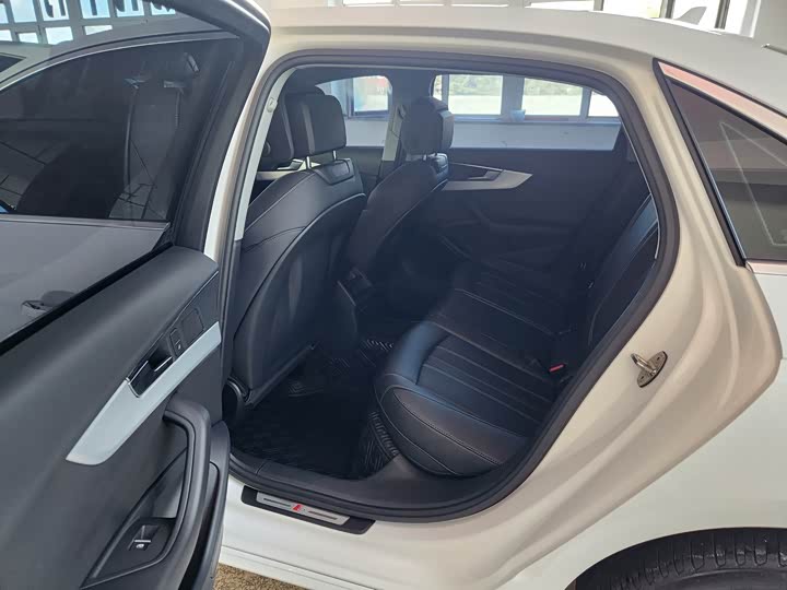 Фото 8 - Audi A4L