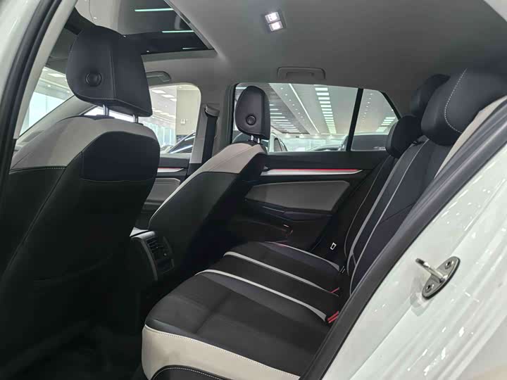 Фото 5 - Volkswagen Golf