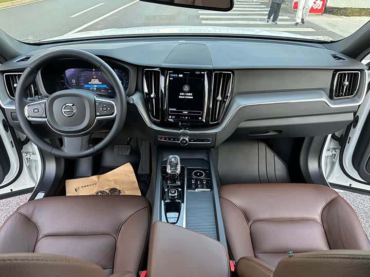 Фото 10 - Volvo XC60