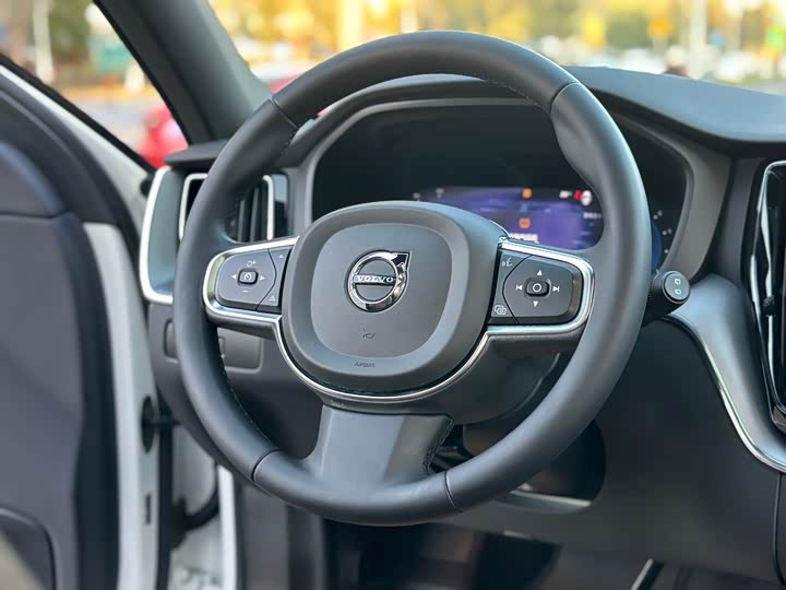 Фото 11 - Volvo XC60