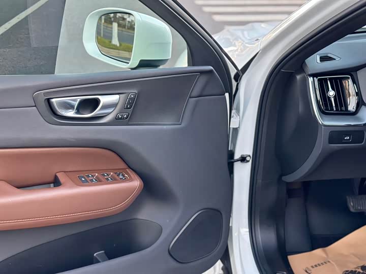 Фото 15 - Volvo XC60