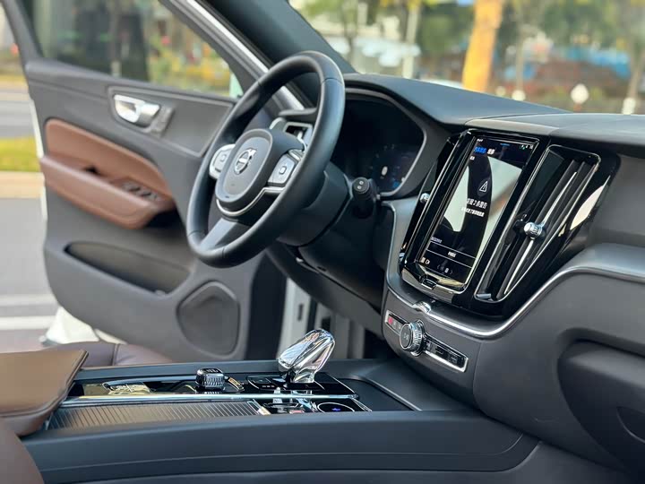 Фото 18 - Volvo XC60