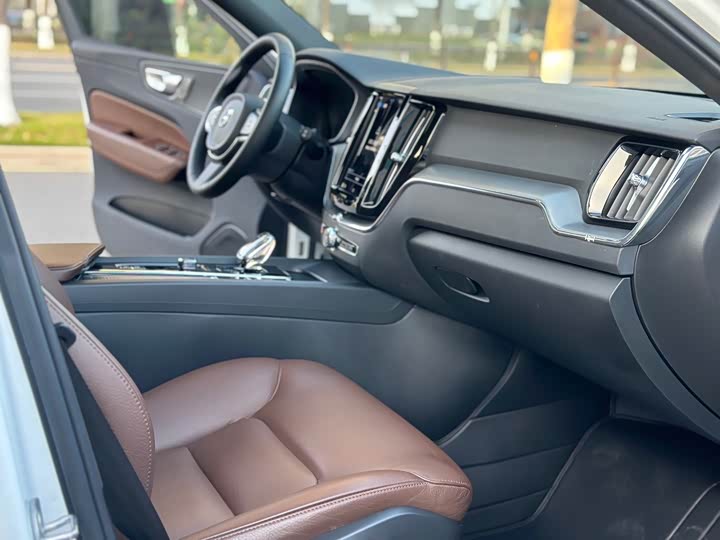 Фото 8 - Volvo XC60