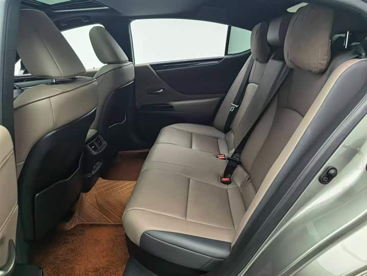 Фото 10 - Lexus ES