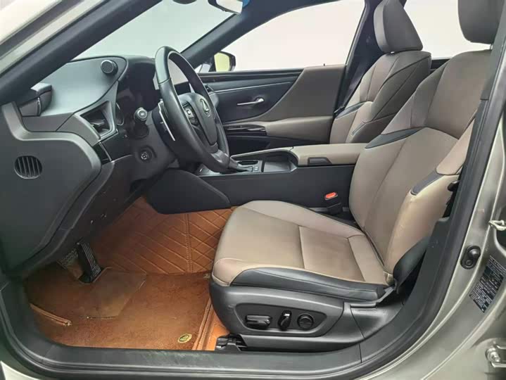 Фото 11 - Lexus ES