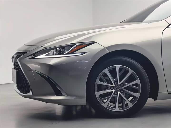 Фото 16 - Lexus ES