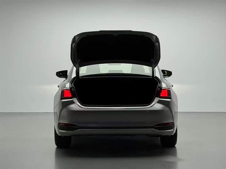 Фото 17 - Lexus ES