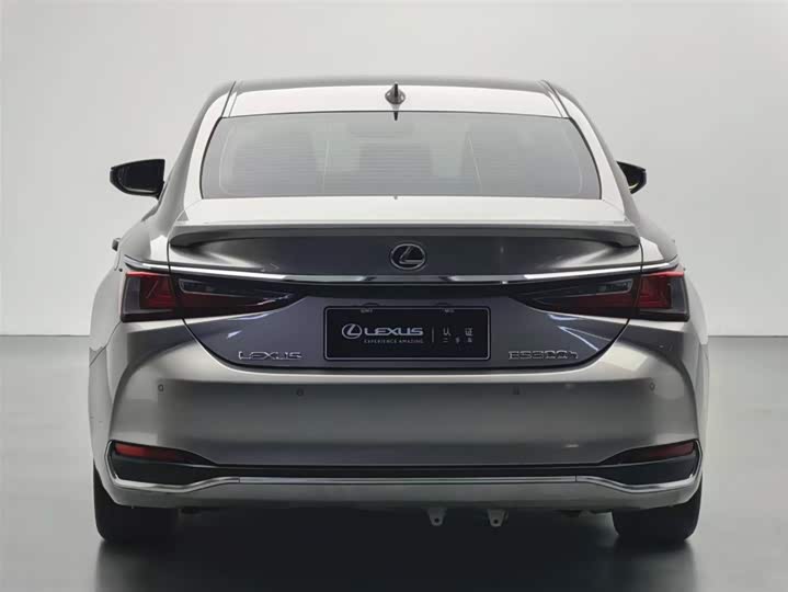 Фото 18 - Lexus ES